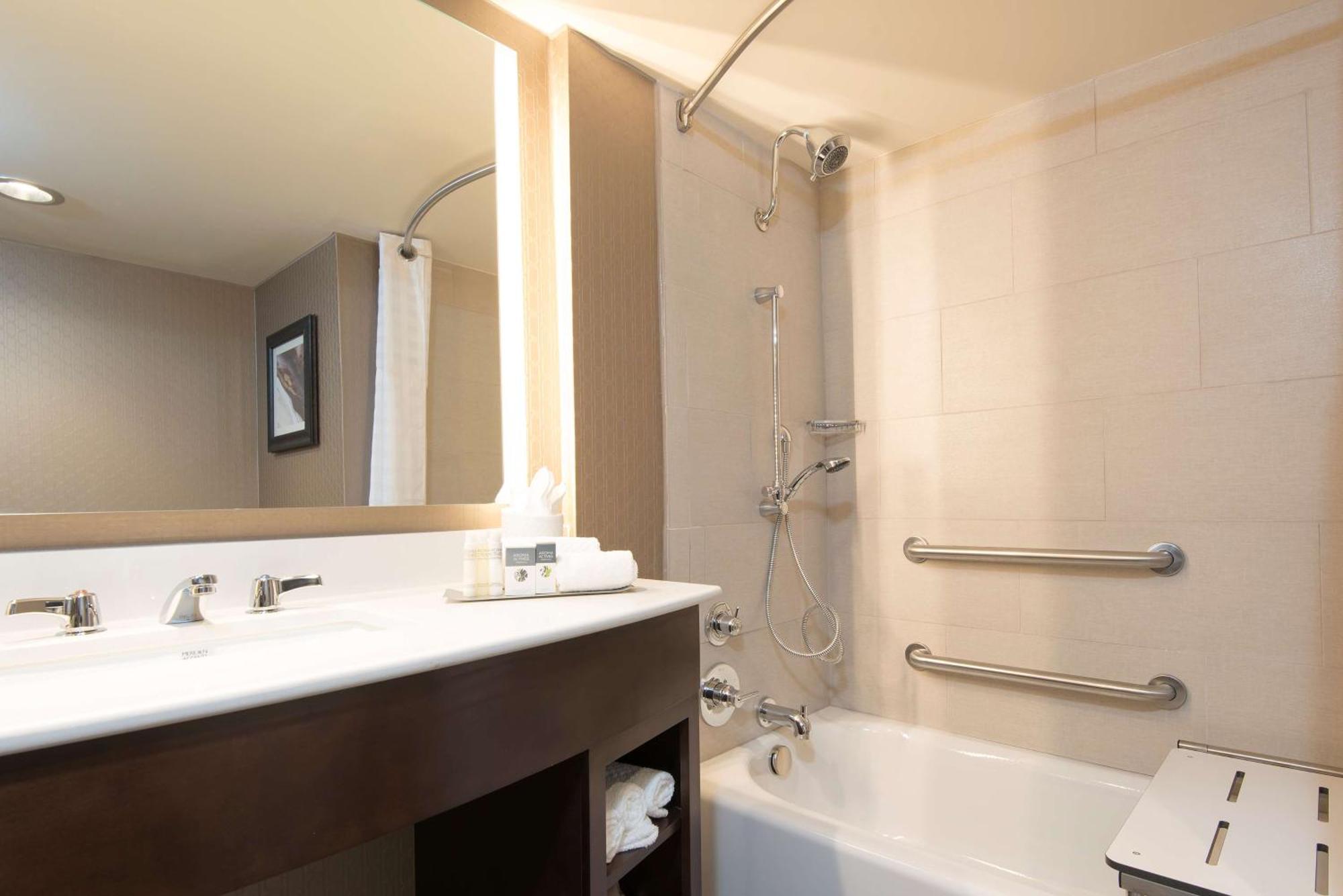 Doubletree By Hilton Schenectady Hotel Екстериор снимка